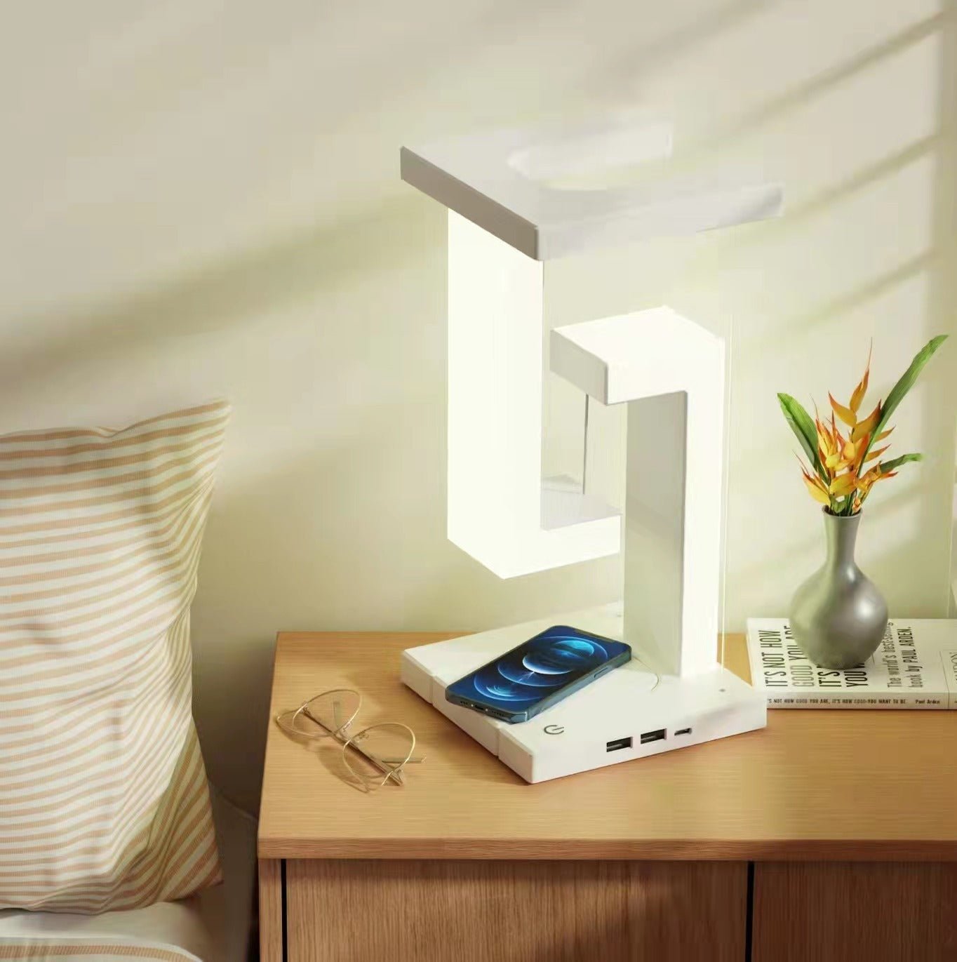 š Magnetic Floating Table Lamp